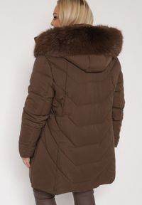 Born2be - Brązowa Pikowana Kurtka Zimowa z Kapturem i Futrem z Możliwością Odpięcia Fedrika. Okazja: na co dzień. Typ kołnierza: kaptur. Kolekcja: plus size. Kolor: brązowy. Materiał: futro. Sezon: zima. Styl: casual #5