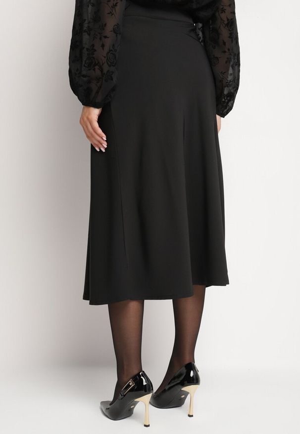 Born2be - Czarna Klasyczna Spódnica o Rozkloszowanym Kroju Dorilda. Okazja: na co dzień, do pracy, na spotkanie biznesowe. Kolor: czarny. Styl: klasyczny