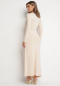 Born2be - Jasnobeżowa Sukienka z Efektownym Marszczeniem i Rozcięciem z Wiskozą Kliheria. Okazja: na co dzień. Kolor: beżowy. Materiał: wiskoza. Długość rękawa: długi rękaw. Styl: casual, elegancki, klasyczny #6