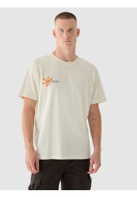 4f - 4F T-shirt oversize z nadrukiem męski - beżowy M. Okazja: na co dzień. Kolor: beżowy. Materiał: jersey, bawełna, dzianina. Długość rękawa: krótki rękaw. Długość: krótkie. Wzór: nadruk. Styl: sportowy, klasyczny, casual #1