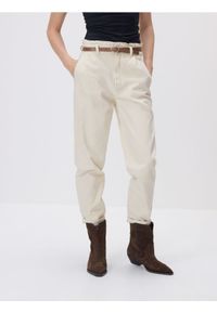 Reserved - Jeansy paperbag z dłuższą nogawką - beżowy. Kolor: beżowy. Długość: długie #1