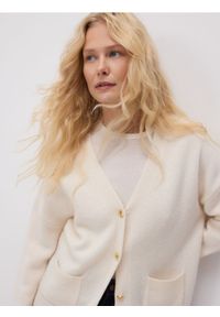 Reserved - Wełniany kardigan - kremowy. Kolor: kremowy. Materiał: wełna