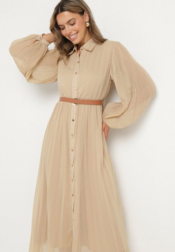 Born2be - Beżowa Plisowana Sukienka o Koszulowym Kroju z Dodatkowym Paskiem Mialessa. Okazja: na co dzień. Kolor: beżowy. Materiał: materiał. Typ sukienki: koszulowe. Styl: casual, elegancki, klasyczny