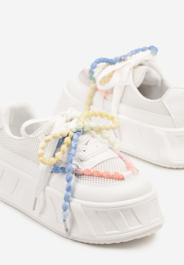 Renee - Białe Sneakersy na Platformie Ozdobione Koralikami Isivisa. Okazja: na co dzień. Kolor: biały. Wzór: aplikacja. Obcas: na platformie