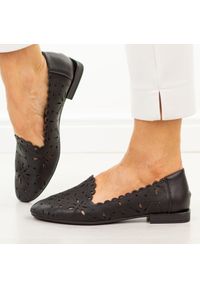 Czarne skórzane ażurowe półbuty damskie Filippo Dp7709/26. Okazja: na co dzień. Nosek buta: okrągły. Kolor: czarny. Szerokość cholewki: normalna. Wzór: ażurowy. Materiał: skóra. Sezon: wiosna, lato. Obcas: na płaskiej podeszwie. Styl: elegancki, klasyczny, casual #1