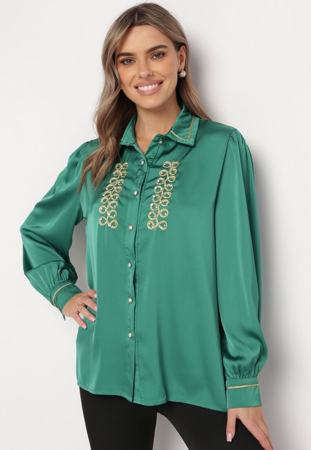 Born2be - Zielona Satynowa Koszula z Kołnierzykiem Ozdobiona Cyrkoniami i Perełkami Classa. Kolor: zielony. Materiał: satyna. Wzór: aplikacja. Styl: elegancki