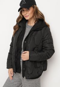 Born2be - Czarna Pikowana Kurtka z Materiałowym Kapturem i Kieszeniami Ravalynne. Okazja: na co dzień, na spacer. Kolor: czarny. Materiał: materiał. Styl: klasyczny, casual, elegancki #5