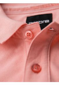 Ombre Clothing - Polo koszulka z bawełnianej dzianiny pique – różowa V5 - Rozmiar: M. Okazja: na co dzień. Typ kołnierza: polo. Kolor: różowy. Materiał: bawełna, dzianina. Długość rękawa: krótki rękaw. Długość: krótkie. Wzór: haft. Styl: casual, elegancki #3