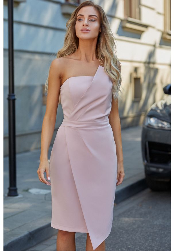 MOE - Elegancka asymetryczna sukienka na wyjątkowe okazje. Typ kołnierza: dekolt gorset. Materiał: materiał, elastan. Typ sukienki: asymetryczne. Styl: elegancki