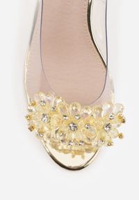 Born2be - Złote Transparentne Sandały VICES na Metalicznym Obcasie z Aplikacją 3D Zarinerris. Zapięcie: sprzączka. Kolor: złoty. Materiał: satyna. Wzór: aplikacja. Obcas: na obcasie. Styl: elegancki. Wysokość obcasa: średni #3