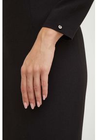 Nissa sukienka kolor czarny midi dopasowana. Typ kołnierza: dekolt w karo. Kolor: czarny. Materiał: tkanina. Typ sukienki: dopasowane. Długość: midi #2