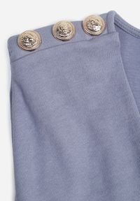 Renee - Jasnoniebieski Długi Kombinezon Wiązany w Pasie z Guzikami Na Ramionach Amile. Kolekcja: dla wysokich. Kolor: niebieski. Materiał: materiał, prążkowany. Długość rękawa: bez rękawów. Długość: długie. Wzór: aplikacja #2