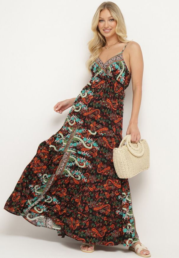 Born2be - Czarno-Pomarańczowa Wiskozowa Sukienka z Kopertowym Dekoltem z Gumką w Pasie i Falbanką Santantia. Okazja: na randkę, na co dzień. Kolor: czarny. Materiał: wiskoza. Długość rękawa: na ramiączkach. Typ sukienki: kopertowe. Styl: casual, klasyczny