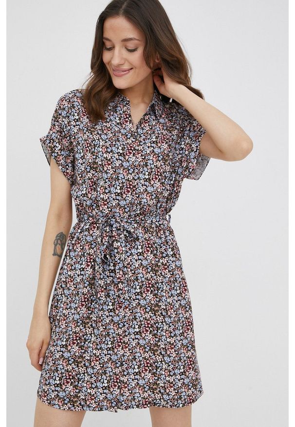 Vero Moda sukienka kolor czarny mini rozkloszowana. Kolor: czarny. Materiał: wiskoza, materiał, tkanina. Długość rękawa: krótki rękaw. Typ sukienki: rozkloszowane. Długość: mini