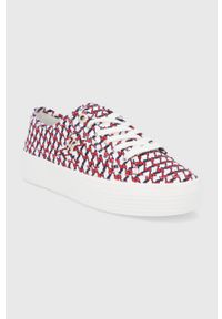 TOMMY HILFIGER - Tommy Hilfiger Tenisówki damskie kolor czerwony. Nosek buta: okrągły. Zapięcie: sznurówki. Kolor: czerwony. Materiał: guma. Obcas: na platformie #5