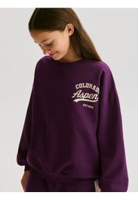 Reserved - Bawełniana bluza z nadrukiem - ciemnofioletowy. Kolor: fioletowy. Materiał: bawełna. Wzór: nadruk