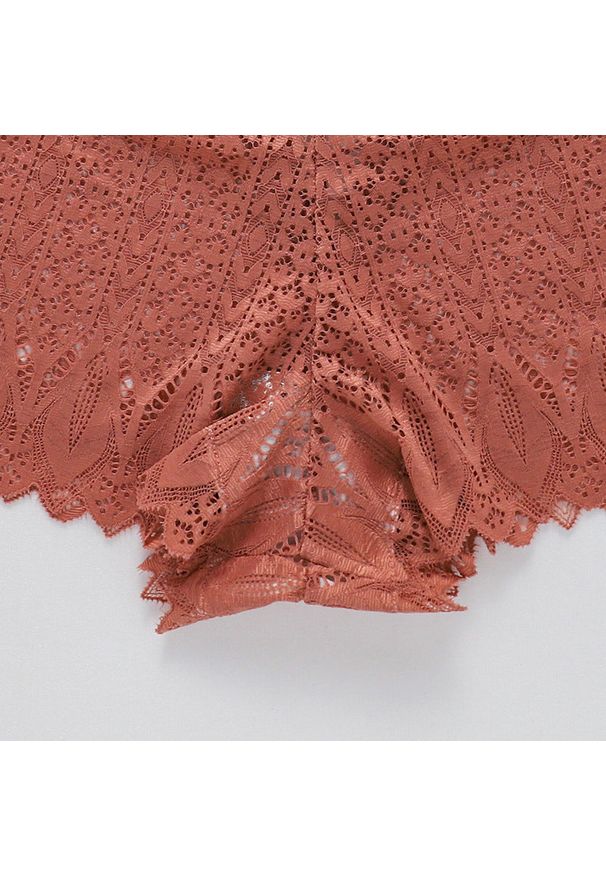 Intica - Majtki koronkowe z sznurowaniem eleganckie na co dzień Aylin. Kolor: czerwony. Materiał: koronka. Wzór: koronka