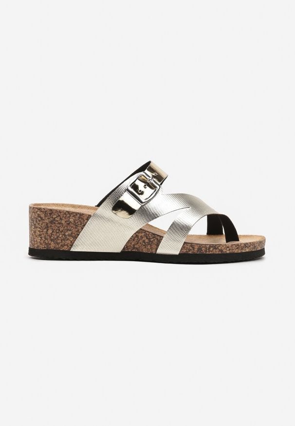 Renee - Złote Lakierowane Klapki w Typie Japonek na Koturnie Lorobia. Okazja: na co dzień. Kolor: złoty. Materiał: lakier. Obcas: na koturnie. Styl: boho, elegancki, casual