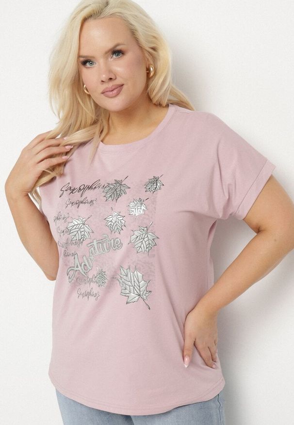 Born2be - Różowy T-shirt z Bawełny o Kroju Nietoperza z Metalicznym Nadrukiem Olisenia. Okazja: na co dzień. Kolor: różowy. Materiał: bawełna. Wzór: nadruk. Styl: casual
