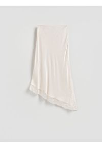 Reserved - Asymetryczna spódnica z koronką - kremowy. Kolor: kremowy. Materiał: koronka. Wzór: koronka #1