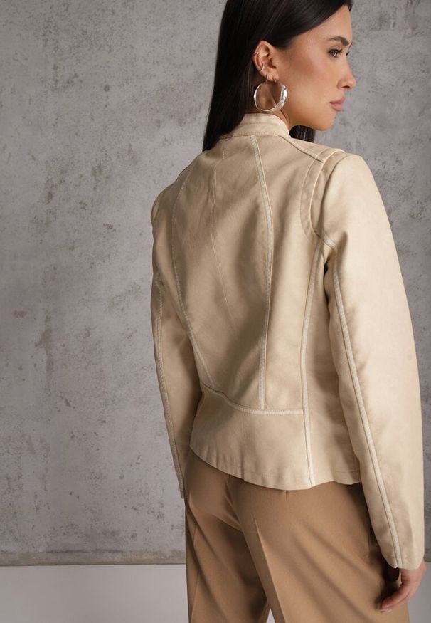 Renee - Beżowa Kurtka Ramoneska o Taliowanym Kroju z Ozdobnymi Lamówkami Esanora. Kolor: beżowy. Materiał: poliester. Styl: rockowy