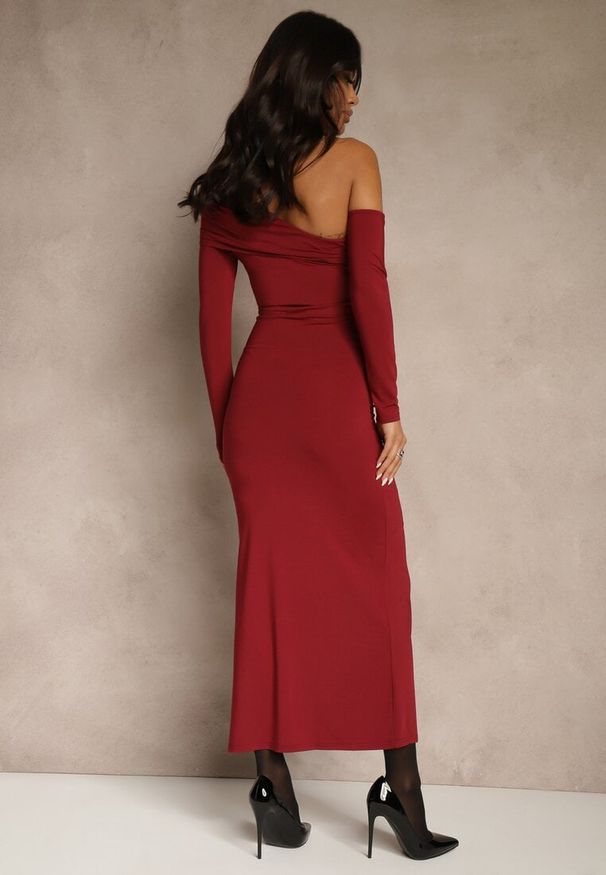 Renee - Bordowa Sukienka z Wiskozą Aplikacją Marszczeniem i Wywiniętym Dekoltem Reilenna. Kolor: czerwony. Materiał: wiskoza. Wzór: aplikacja