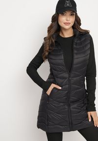 Born2be - Czarna Pikowana Kamizelka z Odpinanym Kapturem i Kieszeniami na Suwak Saicie. Okazja: na co dzień, na spotkanie biznesowe. Kolor: czarny. Materiał: jeans. Długość rękawa: długi rękaw. Długość: długie. Styl: biznesowy, elegancki, casual
