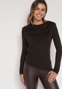 Born2be - Brązowa Asymetryczna Bluzka z Długim Rękawem i Usztywnionymi Ramionami Tusallea. Okazja: do pracy, na co dzień, na spotkanie biznesowe. Kolor: brązowy. Materiał: jeans. Długość rękawa: długi rękaw. Długość: długie. Styl: casual, biznesowy #1