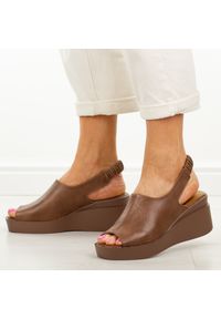 Brązowe skórzane sandały damskie T.Sokolski 407. Okazja: na co dzień, na spacer. Zapięcie: pasek. Kolor: brązowy. Materiał: skóra. Sezon: wiosna, lato. Obcas: na koturnie. Styl: casual, elegancki #1