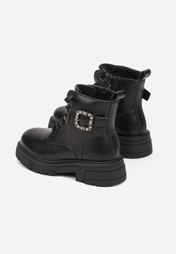 Born2be - Czarne Botki Workery Zdobione Biżuteryjną Klamrą przy Cholewce Fennisena. Okazja: na uczelnię, na spacer, na co dzień. Zapięcie: klamry. Kolor: czarny. Materiał: futro, jeans. Szerokość cholewki: normalna. Wzór: aplikacja. Styl: casual