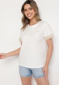 Born2be - Biały T-shirt z Bawełny Zdobiony Koronką z Cekinami Pollea. Okazja: na co dzień. Kolor: biały. Materiał: bawełna, koronka. Długość rękawa: krótki rękaw. Długość: krótkie. Wzór: aplikacja, koronka. Styl: klasyczny, casual #7