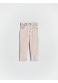 Reserved - Jeansy half baggy z efektem sprania - różowy. Kolor: różowy. Materiał: jeans