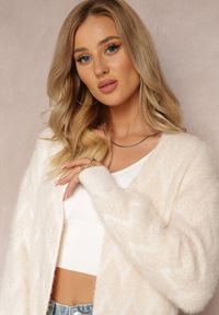 Renee - Jasnobeżowy Niezapinany Kardigan o Przedłużonym Fasonie w Zygzaki Chevron Oherna. Kolor: beżowy. Materiał: tkanina. Długość: długie. Wzór: paski #3