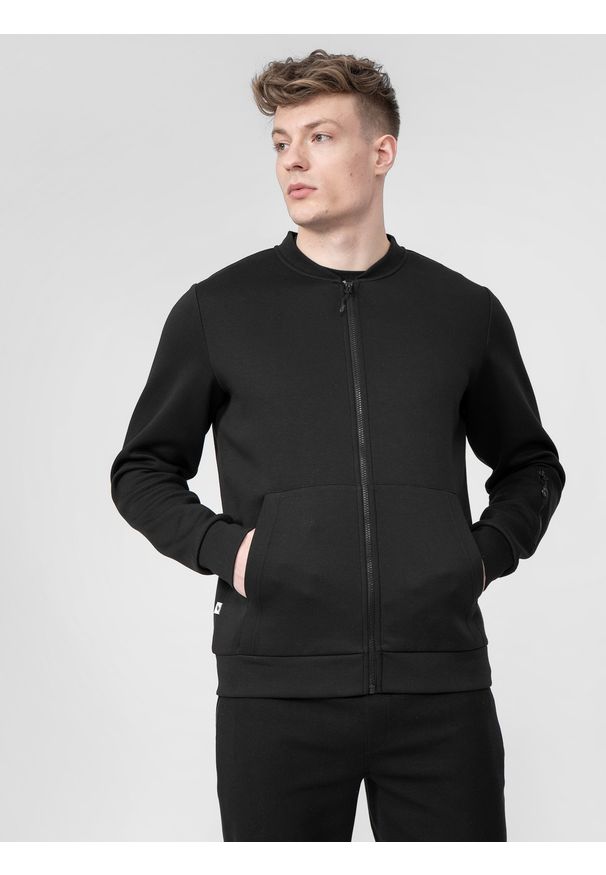 4f - Bluza dresowa rozpinana bez kaptura męska. Okazja: na co dzień. Typ kołnierza: bez kaptura. Kolor: czarny. Materiał: dresówka. Wzór: nadruk. Styl: casual
