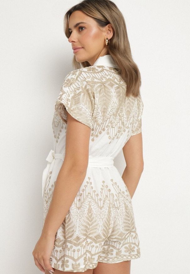 Born2be - Biały Bawełniany Kombinezon z Haftem z Kołnierzykiem i Wiązanym Paskiem Ulisana. Okazja: na co dzień. Kolor: biały. Materiał: bawełna. Długość rękawa: krótki rękaw. Długość: krótkie. Wzór: haft. Styl: elegancki, casual