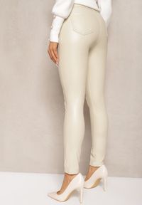 Renee - Beżowe Legginsy z Imitacji Skóry High Waist Noriel. Okazja: na co dzień. Stan: podwyższony. Kolor: beżowy. Materiał: skóra. Wzór: aplikacja. Sezon: zima. Styl: casual #3