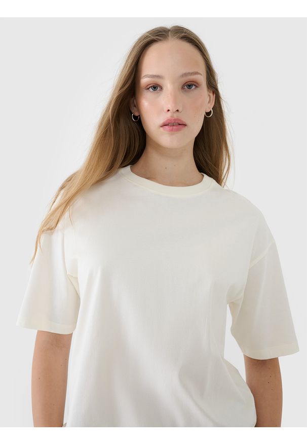 4f - 4F T-shirt oversize gładki damski - biały S. Okazja: na co dzień. Kolor: biały. Materiał: dzianina, jersey, bawełna. Długość rękawa: krótki rękaw. Długość: krótkie. Wzór: gładki. Styl: casual, klasyczny, sportowy