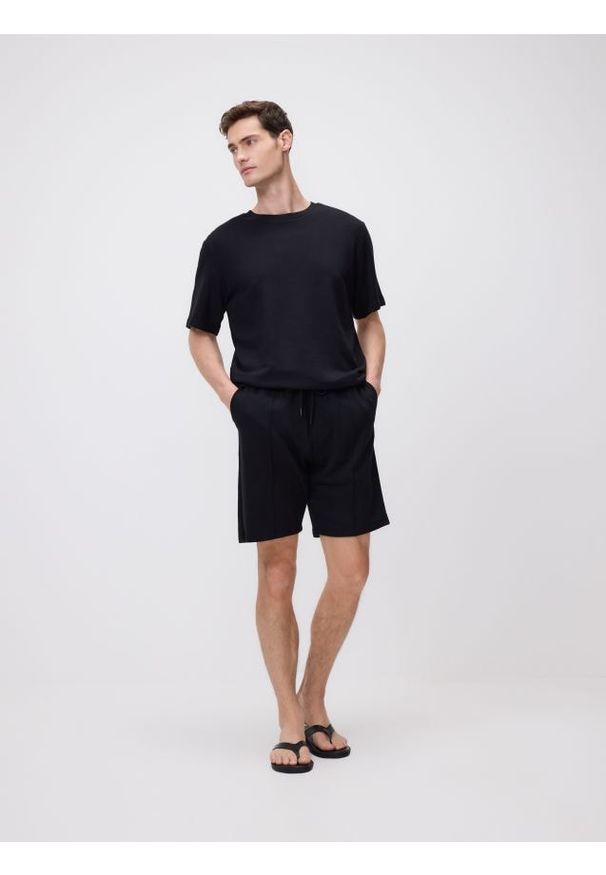 Reserved - Szorty regular fit z włóknem bambusowym - czarny. Kolor: czarny. Materiał: włókno
