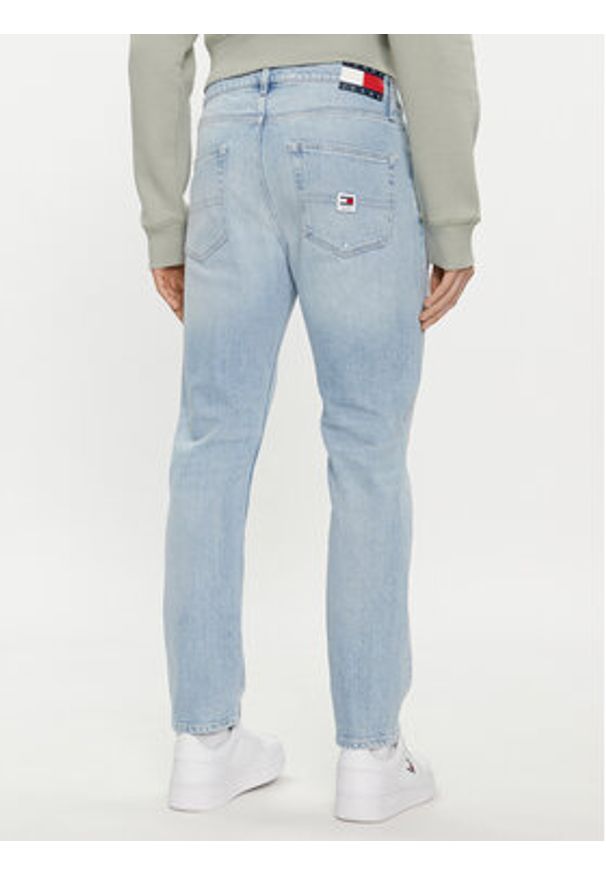 Tommy Jeans Jeansy Dad DM0DM18718 Niebieski Tapered Fit. Kolor: niebieski