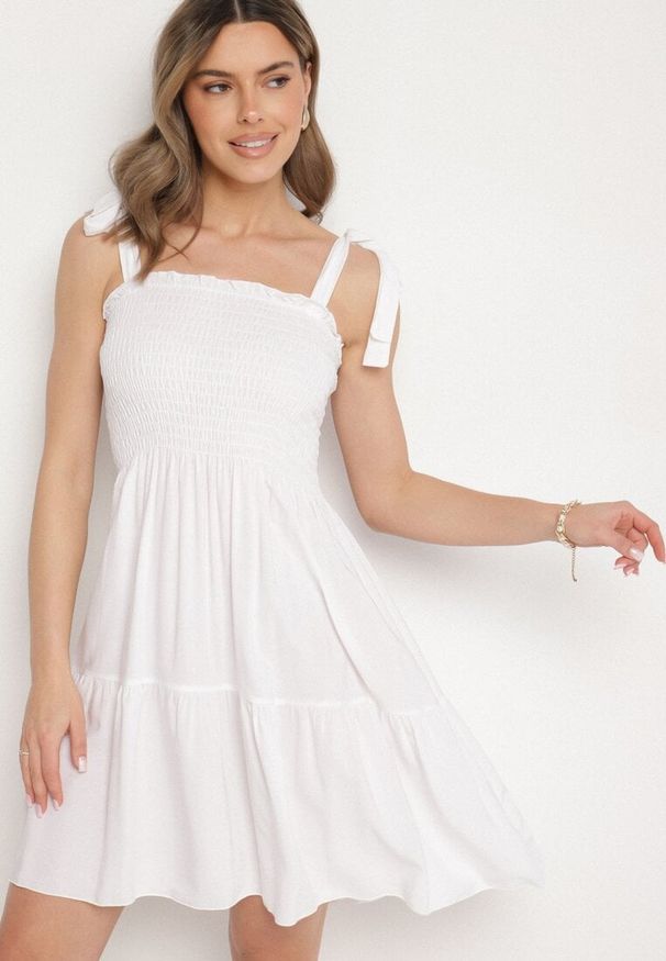 Born2be - Biała Bawełniana Sukienka z Elastyczną Górą i Wiązanymi Ramiączkami Tolimea. Okazja: na co dzień. Kolor: biały. Materiał: bawełna. Długość rękawa: na ramiączkach. Styl: klasyczny, casual, elegancki
