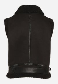 Born2be - Czarna Rockowa Kamizelka z Futerkiem Typu Baranek i Klamerką Tiodora. Okazja: na co dzień. Kolor: czarny. Materiał: futro. Wzór: aplikacja. Styl: rockowy #4