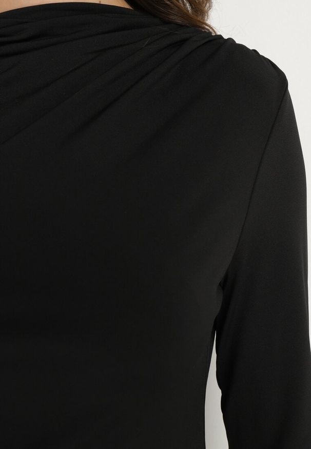 Born2be - Czarna Sukienka z Marszczeniem o Dopasowanym Kroju Naliraia. Okazja: na co dzień. Kolor: czarny. Długość rękawa: długi rękaw. Typ sukienki: dopasowane, proste. Styl: casual, elegancki, rockowy