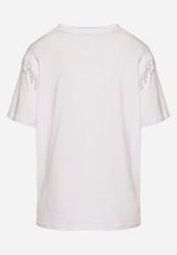 Born2be - Biały Bawełniany T-shirt Ozdobiony Koralikami Tlerra. Okazja: na co dzień. Kolor: biały. Materiał: bawełna. Wzór: aplikacja. Sezon: lato, wiosna. Styl: sportowy, klasyczny, casual