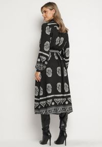 Born2be - Czarna Koszulowa Sukienka Ozdobiona Ornamentalnym Wzorem z Wiązanym Paskiem Roriola. Okazja: na co dzień, do pracy. Kolor: czarny. Materiał: wiskoza, tkanina, skóra. Wzór: aplikacja. Typ sukienki: koszulowe. Styl: casual, elegancki, klasyczny #2