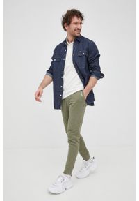 Pepe Jeans spodnie bawełniane David męskie kolor zielony z nadrukiem. Kolor: zielony. Materiał: bawełna. Wzór: nadruk