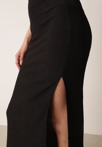 Born2be - Czarna Prosta Spódnica z Rozcięciem z Boku ze Strukturalnej Tkaniny Orinelin. Okazja: do pracy, na co dzień. Kolor: czarny. Materiał: tkanina. Długość: długie. Styl: elegancki, casual #3