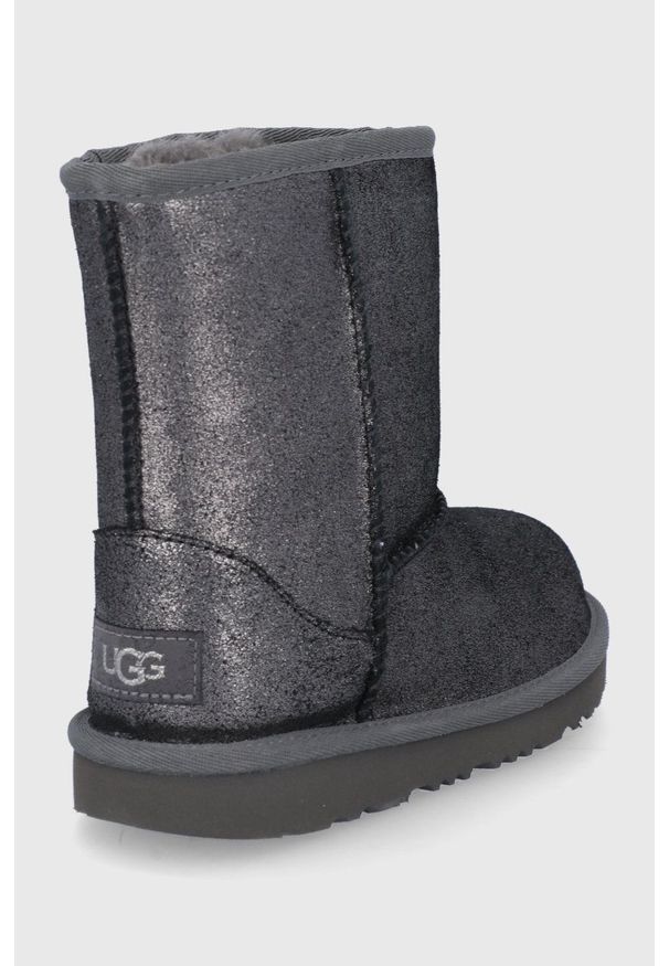 Ugg - UGG Śniegowce skórzane dziecięce kolor srebrny. Nosek buta: okrągły. Kolor: srebrny. Materiał: skóra. Szerokość cholewki: normalna