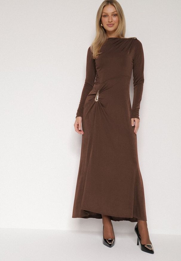 Born2be - Brązowa Koktajlowa Sukienka Ozdobiona Metaliczną Aplikacją i Marszczeniem z Boku Retima. Kolor: brązowy. Wzór: aplikacja. Styl: wizytowy