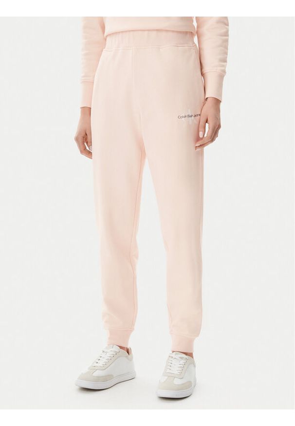 Calvin Klein Jeans Spodnie dresowe Monologo J20J225354 Różowy Slim Fit. Kolor: różowy. Materiał: bawełna