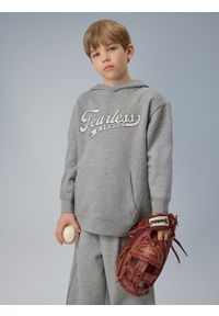 4f - 4F Bluza dresowa loose z kapturem chłopięca - szara 122/128 (6-8 lat). Okazja: na co dzień, na uczelnię. Typ kołnierza: kaptur. Kolor: szary. Materiał: dresówka. Sezon: lato. Styl: casual #1